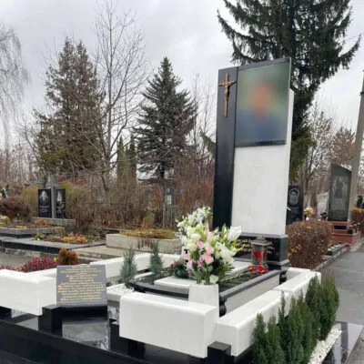 Пам'ятник з мрамору на могилу